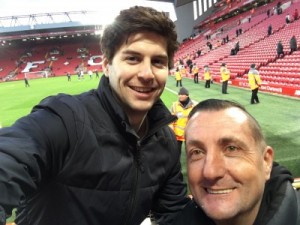 Julius Pi et Craig AllPronix à Anfield