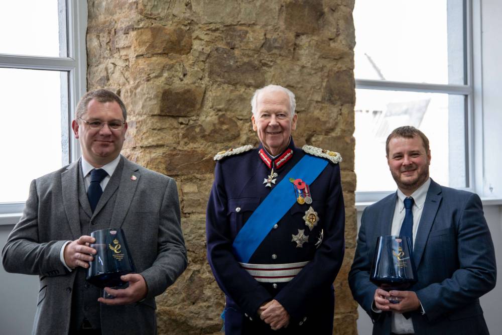 Dr Craig Stracey et Dr Rob Paramore de Pi recevant les Queen's Awards du Lord-Lieutenant of Lancashire